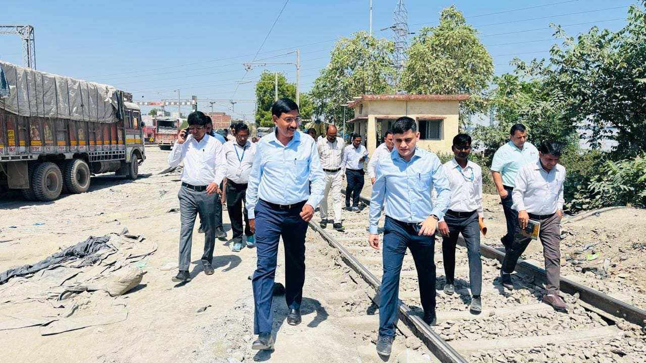 महाप्रबंधक ने जांची चारबाग से आलमनगर तक रेलवे ट्रैक सेफ्टी, सिग्नलिंग