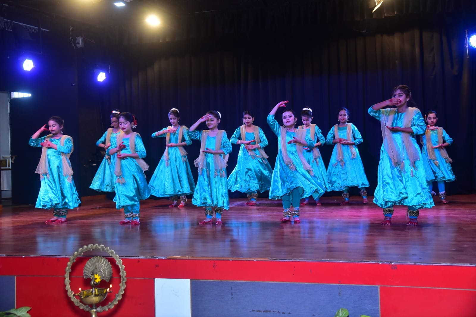 महाराजा अग्रसेन महाविद्यालय में आयोजित कार्यक्रम में प्रस्तुति देती कलाकार। संस्थान महाराजा अग्रसेन महाविद्यालय में आयोजित कार्यक्रम में प्रस्तुति देती कलाकार। संस्थान