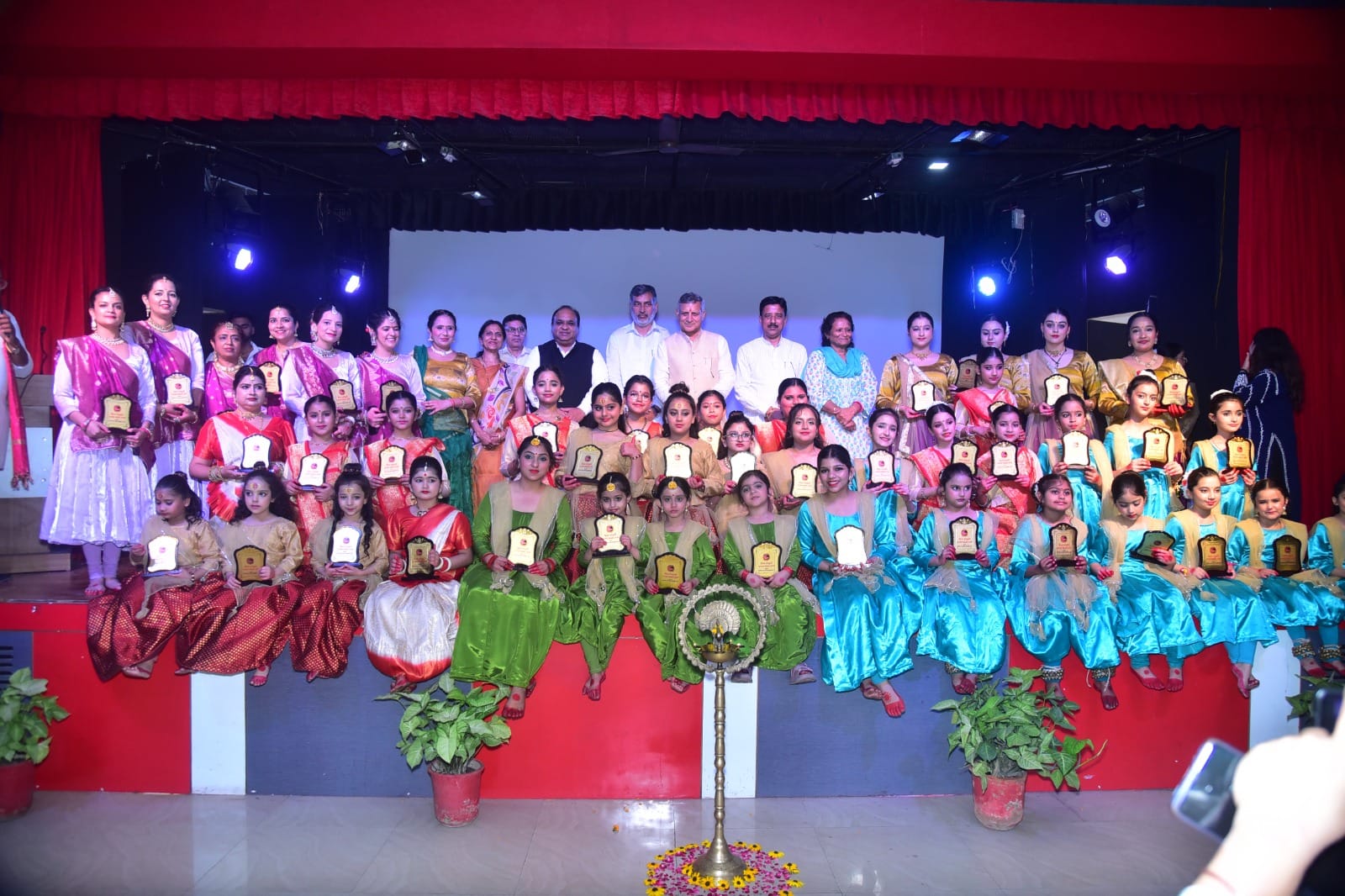 महाराजा अग्रसेन महाविद्यालय में आयोजित कार्यक्रम में प्रस्तुति देती कलाकार। संस्थान महाराजा अग्रसेन महाविद्यालय में आयोजित कार्यक्रम में प्रस्तुति देती कलाकार। संस्थान