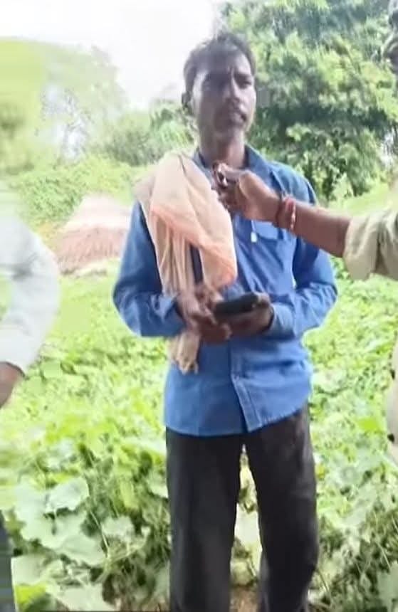 मेजा के भटौती में बेकाबू डंपर की टक्कर से ट्रैक्टर चालक की हुई मौत के बाद रोते विलखते परिजन। सं मेजा के भटौती में बेकाबू डंपर की टक्कर से ट्रैक्टर चालक की हुई मौत के बाद रोते विलखते परिजन। सं