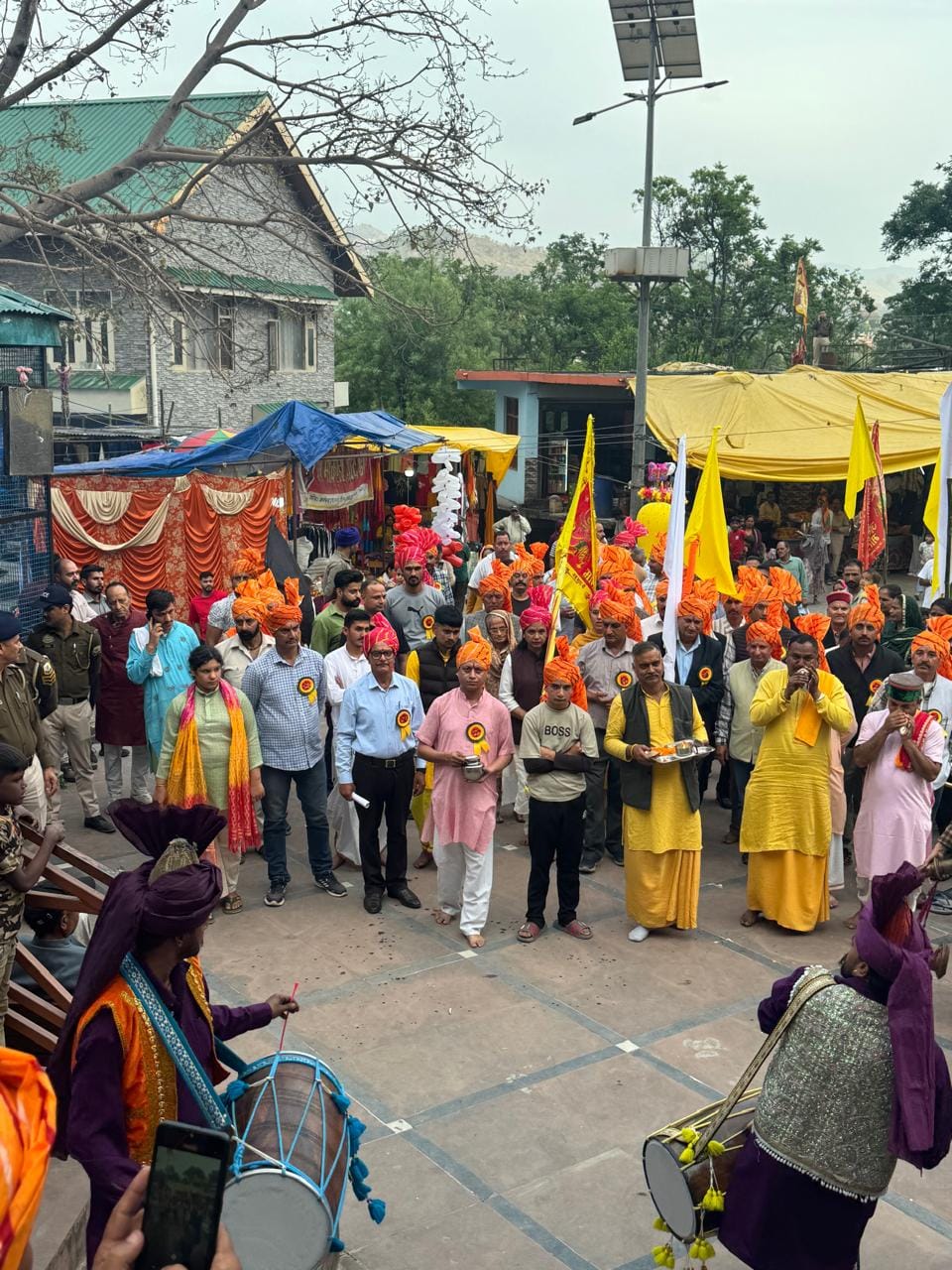 मार्कंडेय में बैसाखी मेले का झंडा रस्म के साथ शुभारंभ करते मुख्यातिथि। संवाद