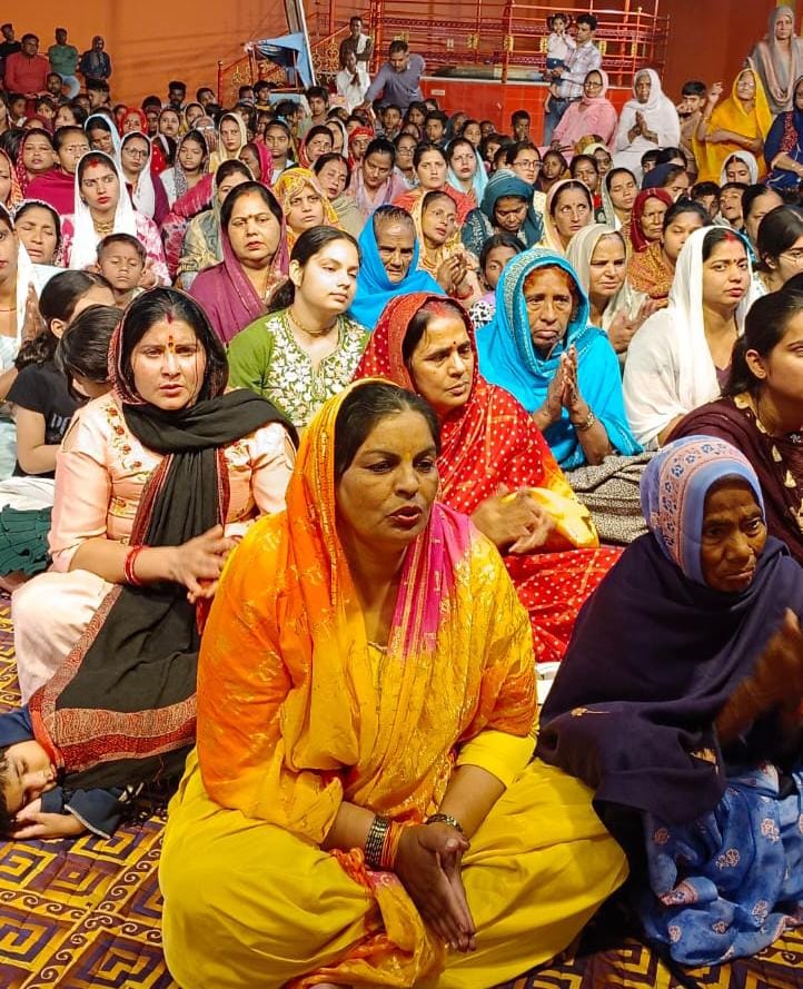 नारायणगढ़ के दिव्य ज्योति जाग्रति संस्थान हुसैनी रोड स्थित आश्रम में कथा करतीं साध्वियां। प्रवक नारायणगढ़ के दिव्य ज्योति जाग्रति संस्थान हुसैनी रोड स्थित आश्रम में कथा करतीं साध्वियां। प्रवक