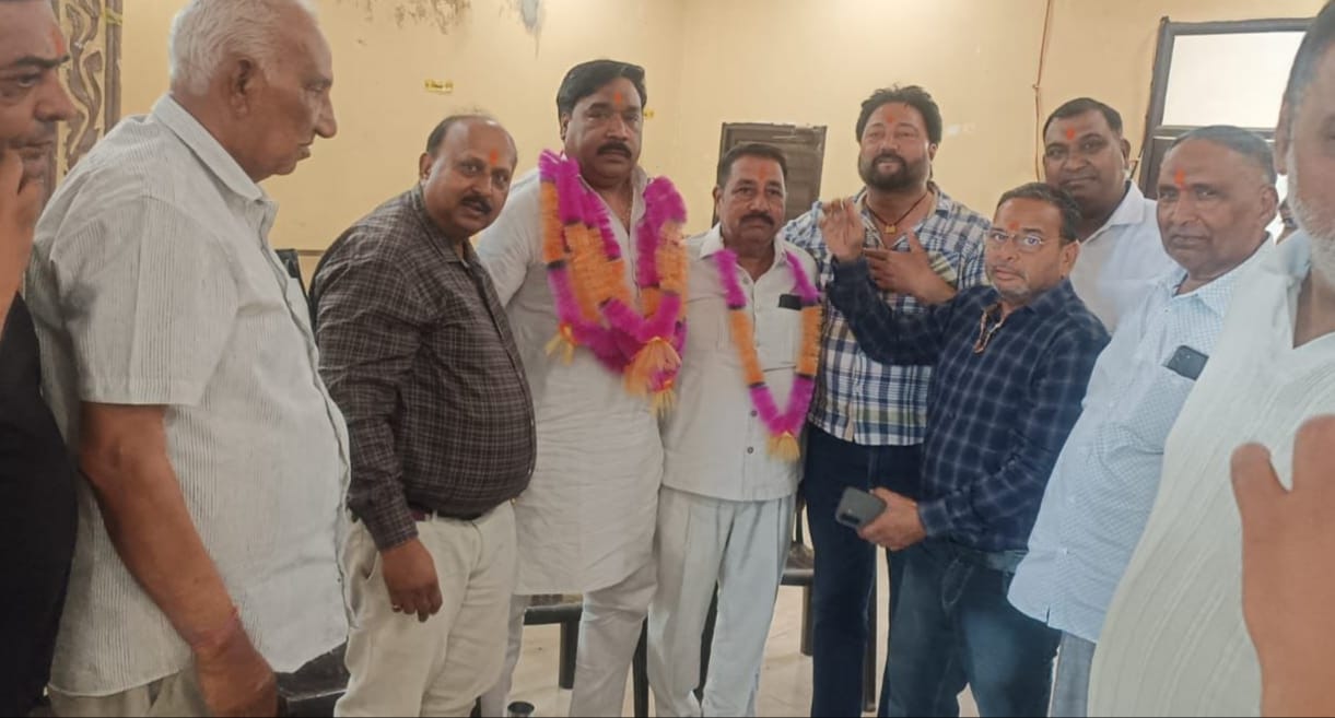 नवनियुक्त प्रधान का स्वागत करते एसोसिएशन के पदाधिकारी। स्वयं नवनियुक्त प्रधान का स्वागत करते एसोसिएशन के पदाधिकारी। स्वयं