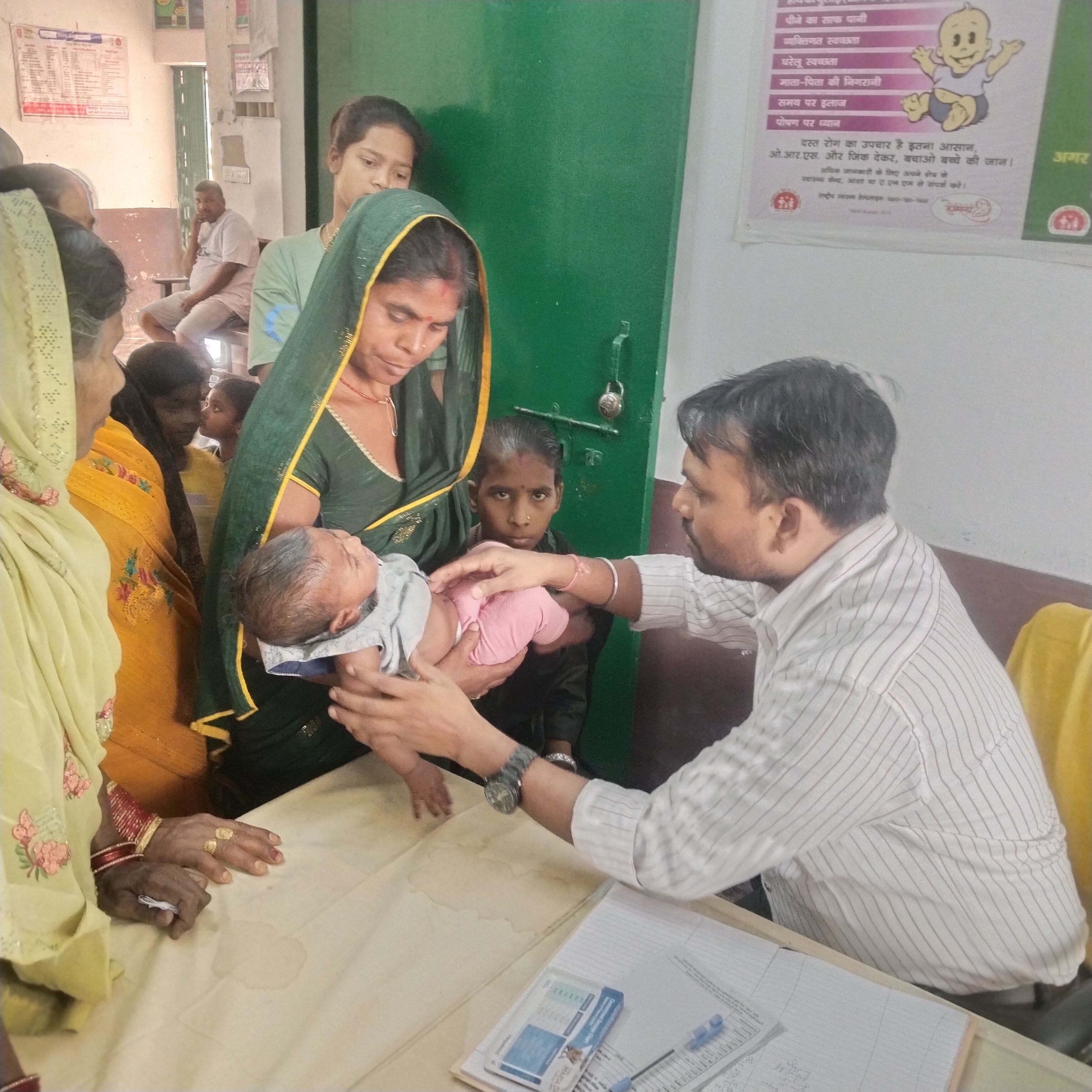 न्यू पीएचसी लक्ष्मीगंज मे मरीजों काे परामर्श देते  चिकित्सा प्रभारी डाॅ. संतोष कुमार नायक। संवा