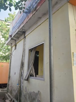 पुलिस चौकी में की गई तोड़फोड़।