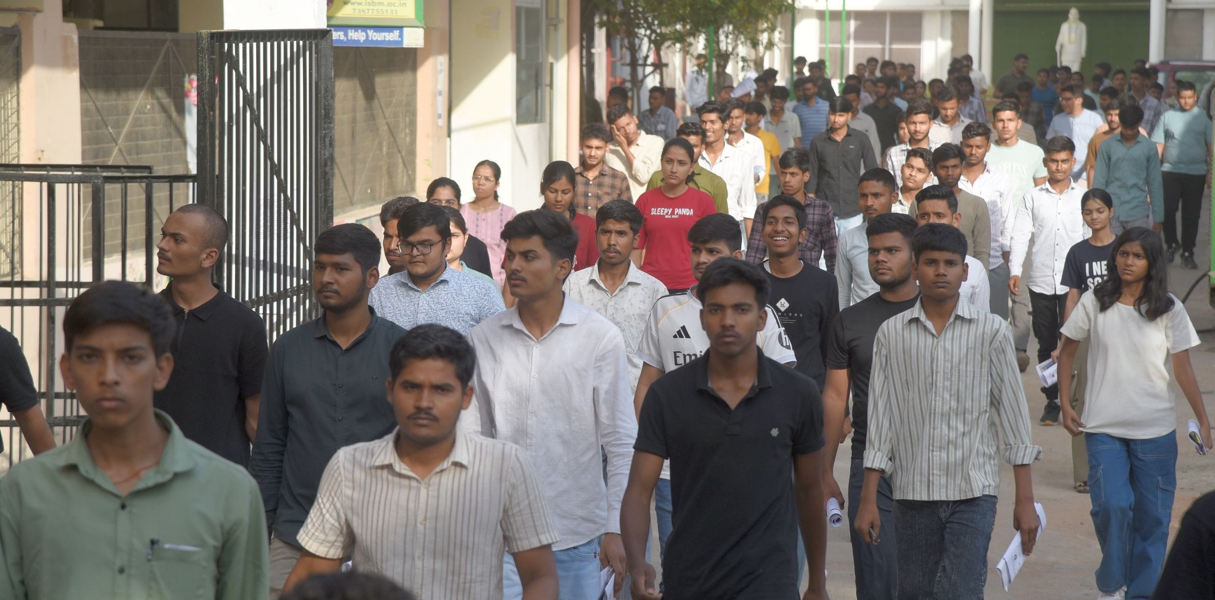 परीक्षा देकर निकले अभ्यर्थी। परीक्षा देकर निकले अभ्यर्थी।