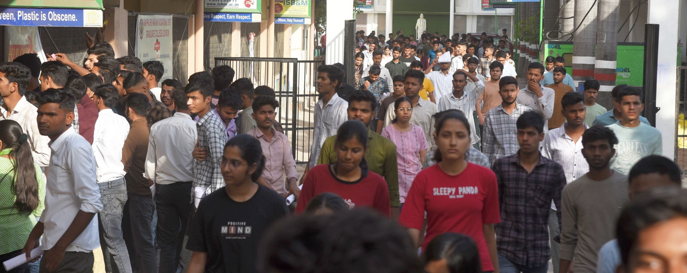 परीक्षा देकर निकले अभ्यर्थी। परीक्षा देकर निकले अभ्यर्थी।