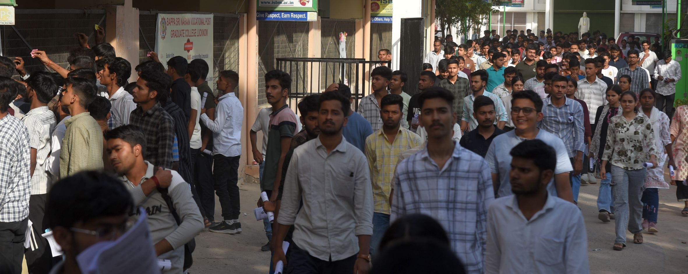 परीक्षा देकर निकले अभ्यर्थी। परीक्षा देकर निकले अभ्यर्थी।