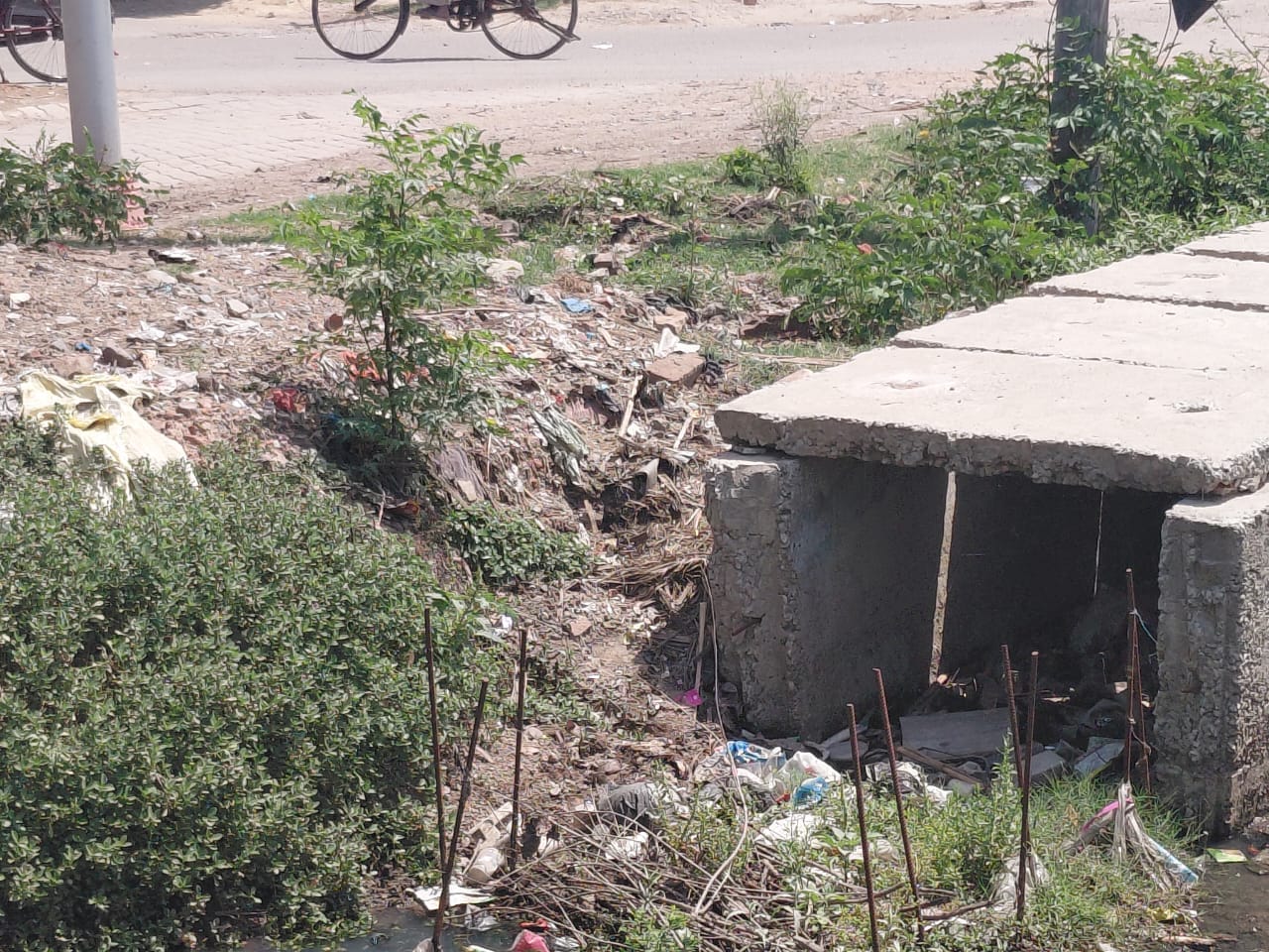 पूरनपुर के धनाराघाट रोड पर अधूरा छोड़ा गया नाला -संवाद