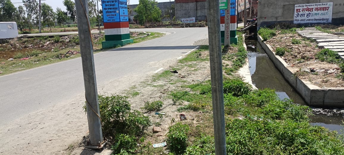पूरनपुर के धनाराघाट रोड पर अधूरा छोड़ा गया नाला -संवाद