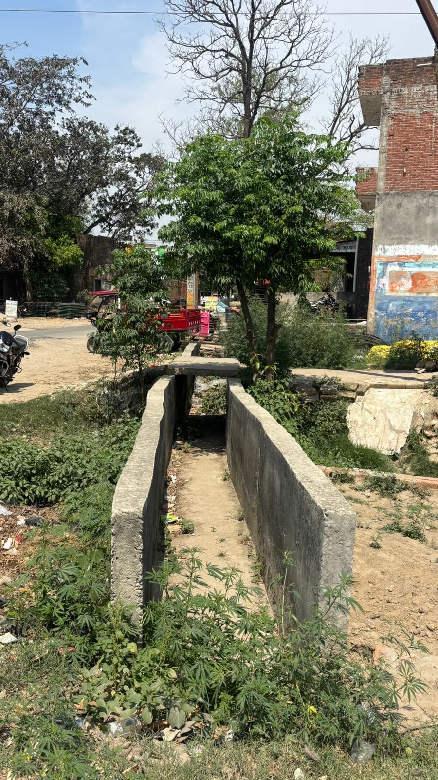 पूरनपुर के धनाराघाट रोड पर अधूरा छोड़ा गया नाला -संवाद