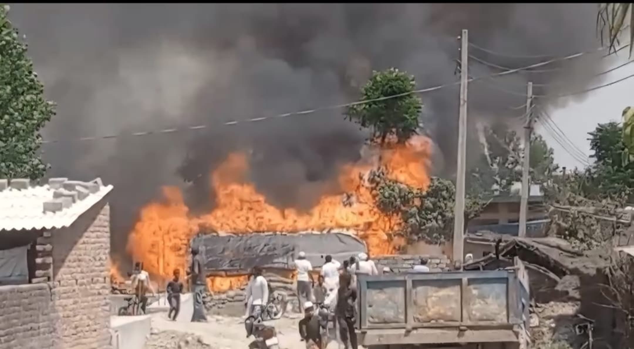 प्रतापनगर के ताजेवाला में छान में लगी आग से उठी लपटें व धुआं। वीडियो ग्रैब