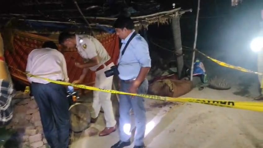 पटना के बिक्रम में चाकू गोदकर हत्या के बाद पहुँची पुलिस व एफएसएल