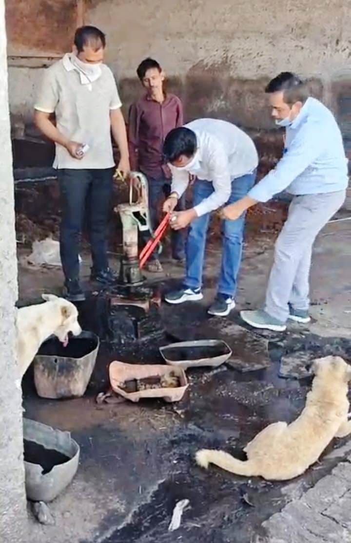 रोहटा। गांव डूंगर में एनजीटी के आदेश पर चर्मशोधन कारखाने को सील करने पहुंची टीम और मौजूद पुलिस।