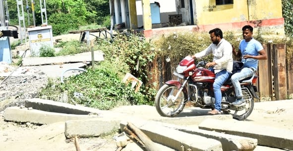 रेलवे क्रॉसिंग को पार करते लोग। रेलवे क्रॉसिंग को पार करते लोग।