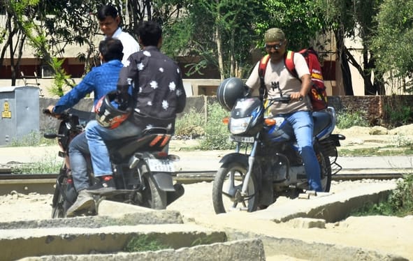 रेलवे क्रॉसिंग को पार करते लोग। रेलवे क्रॉसिंग को पार करते लोग।