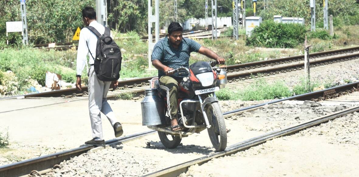 रेलवे क्रॉसिंग को पार करते लोग। रेलवे क्रॉसिंग को पार करते लोग।