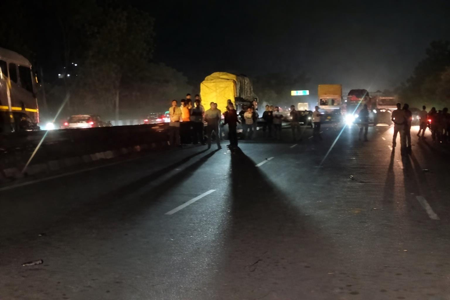राष्ट्रीय राजमार्ग 44 पर नीलोखेड़ी और तरावड़ी के बीच कैंटर में लगी आग। राष्ट्रीय राजमार्ग 44 पर नीलोखेड़ी और तरावड़ी के बीच कैंटर में लगी आग।