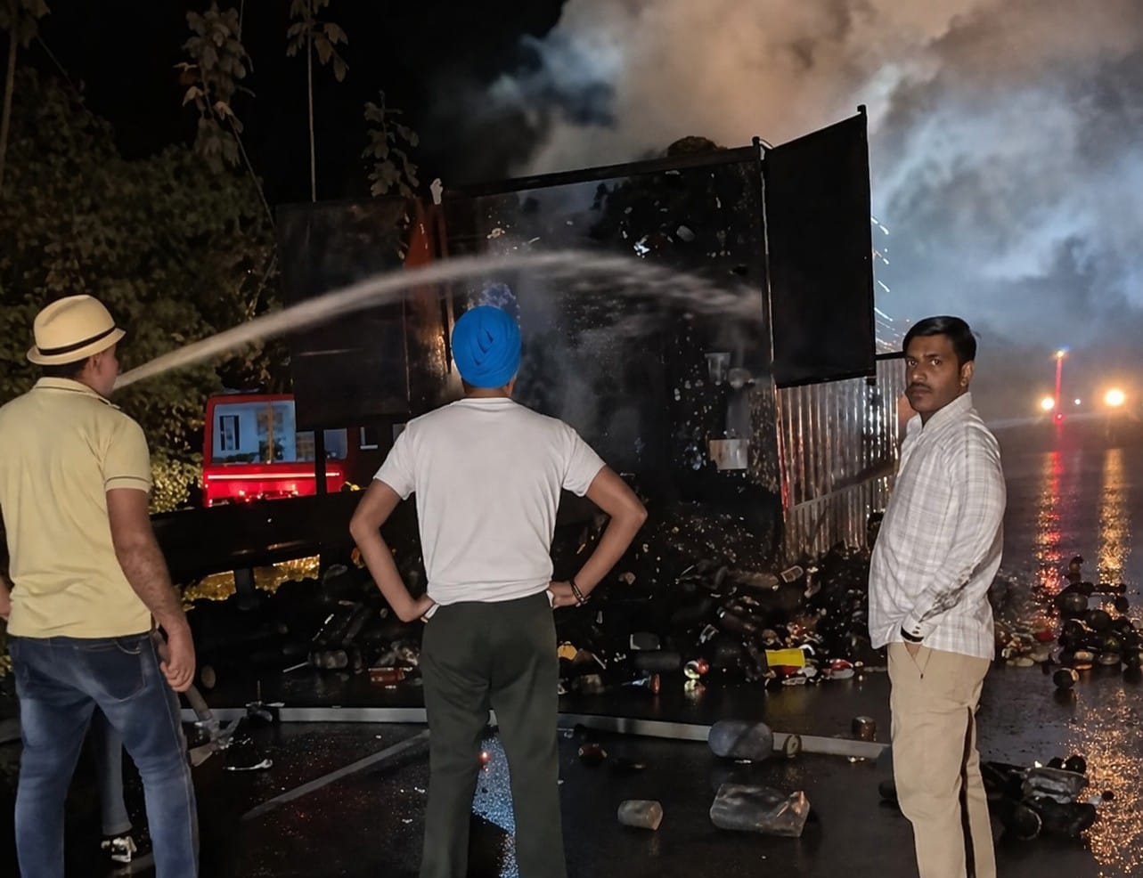राष्ट्रीय राजमार्ग 44 पर नीलोखेड़ी और तरावड़ी के बीच कैंटर में लगी आग। राष्ट्रीय राजमार्ग 44 पर नीलोखेड़ी और तरावड़ी के बीच कैंटर में लगी आग।