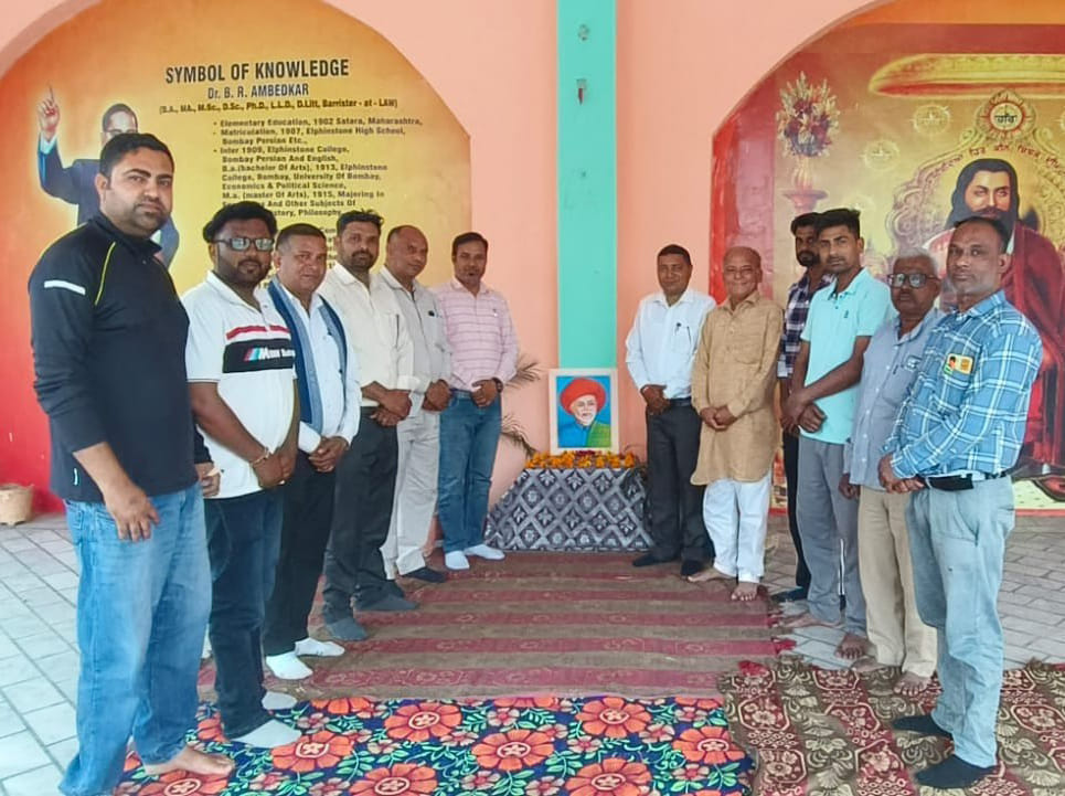 रादौर में महात्मा ज्योतिबा फुले को नमन करने पहुंचे स्थानीय लोग। स्वयं