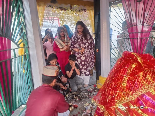 सूही मंदिर में नृत्य करती गद्दी समुदाय की महिलाएं : संवाद