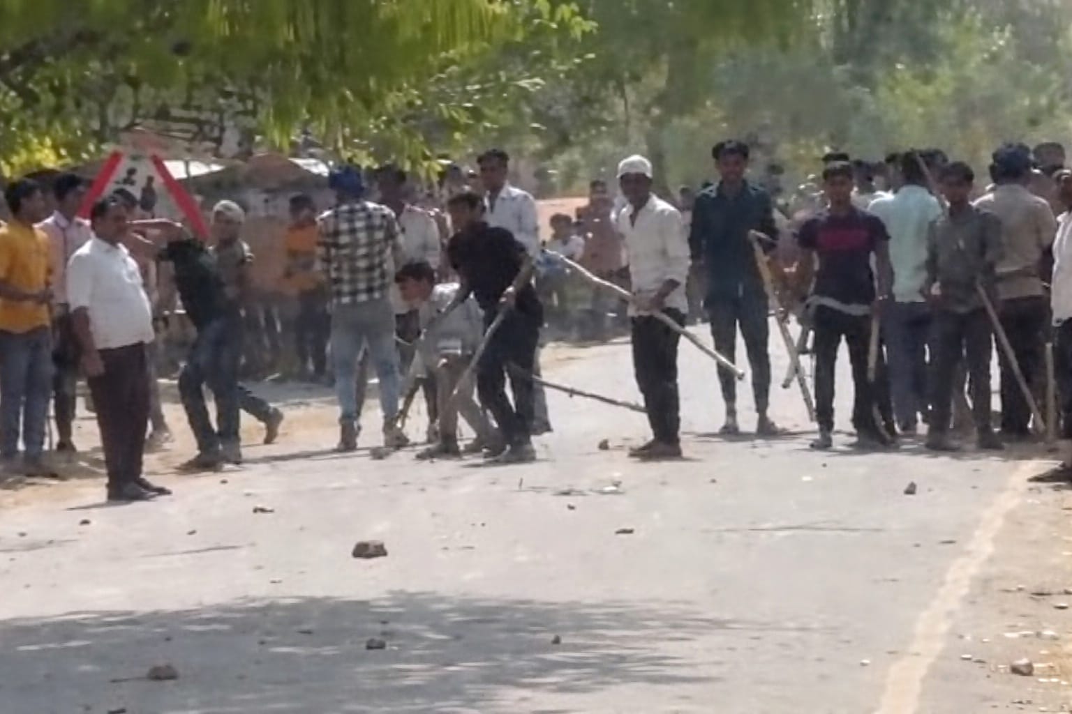 स्मृति द्वार पर वीएचपी ध्वज हटाकर काला झंडा लगाने के बाद हुए विवाद के दौरान जुटी पुलिस और भीड़।