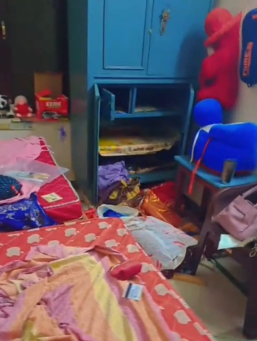 सीसीटीवी फुटेज में दिखे तीन चोर व घर में बिखरा पड़ा सामान।