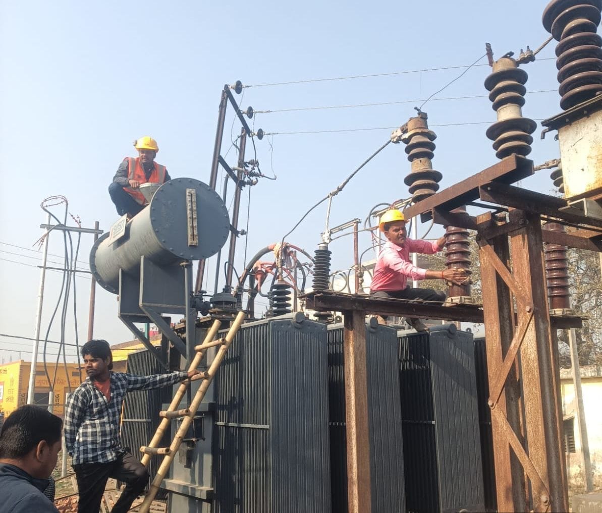 स्टेशन रोड पर पेड़ों की छटाई करते विद्युत कर्मी। संवाद