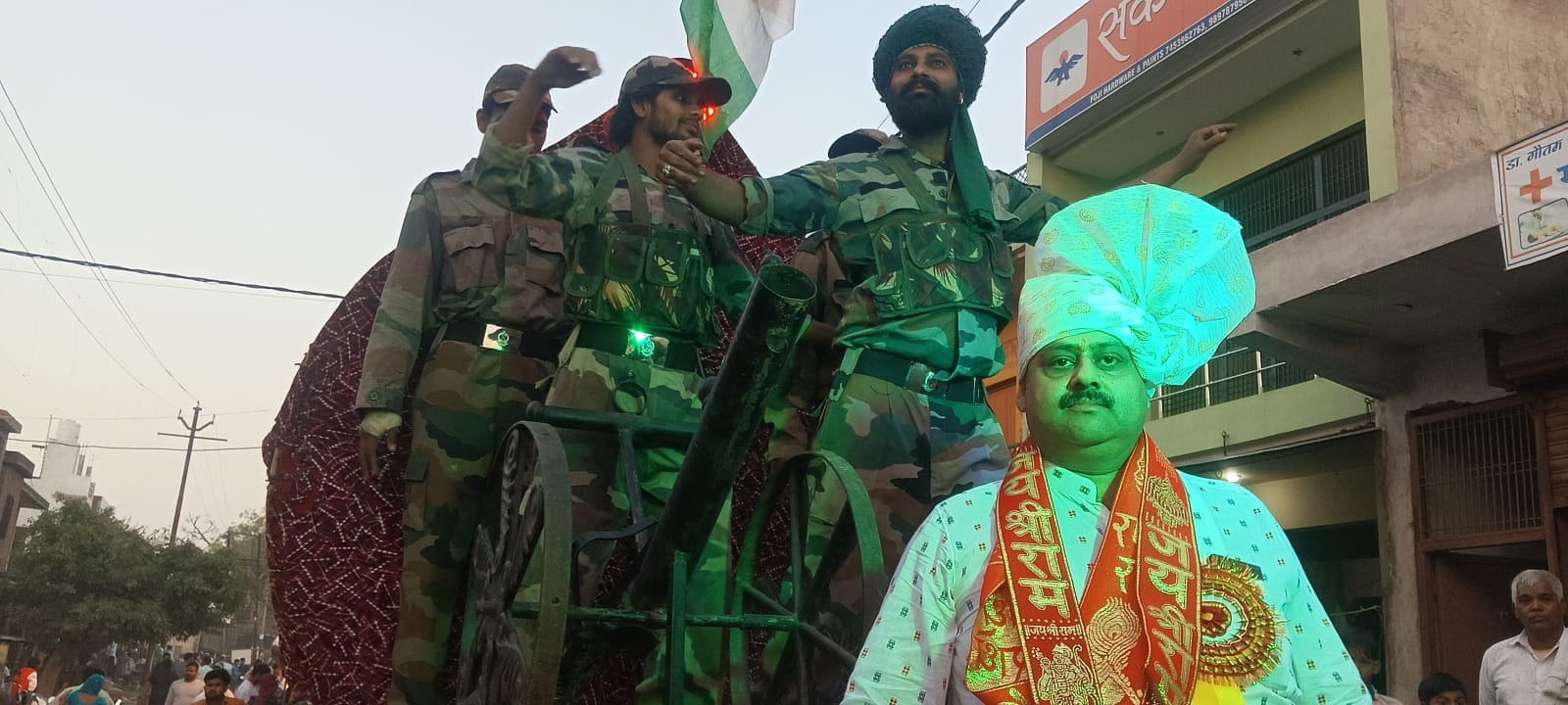 शोभायात्रा में शामिल समाज के लोग।  संवाद 