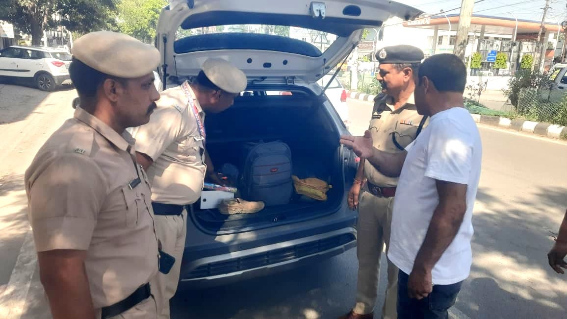 शहर के माता अहिल्याबाई चौक पर एक्टिवा सवार को हेलमेट लगाने के बारे में जागरूक करते एसएचओ कुशलपा