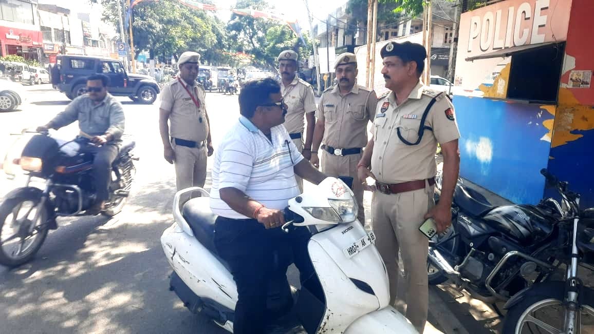 शहर के माता अहिल्याबाई चौक पर एक्टिवा सवार को हेलमेट लगाने के बारे में जागरूक करते एसएचओ कुशलपा