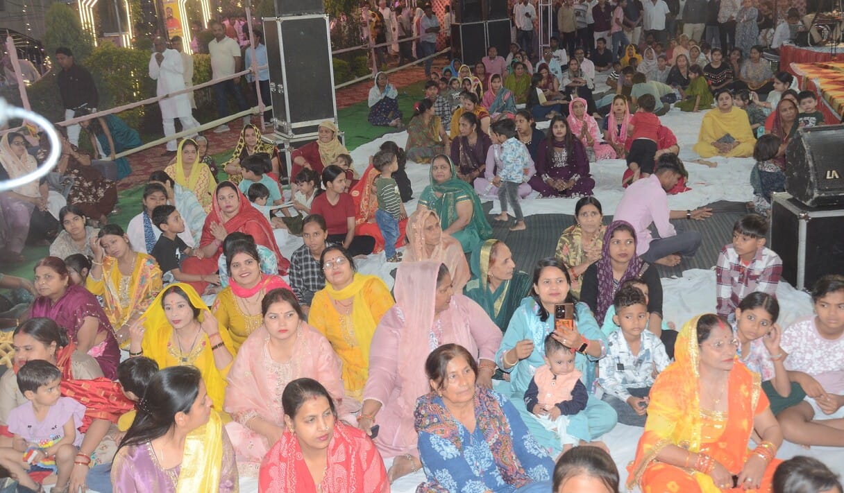 शामली में माजरा रोड पर आयोजित जागरण में भजन प्रस्तुत करती भजन गायिका । संवाद शामली में माजरा रोड पर आयोजित जागरण में भजन प्रस्तुत करती भजन गायिका । संवाद