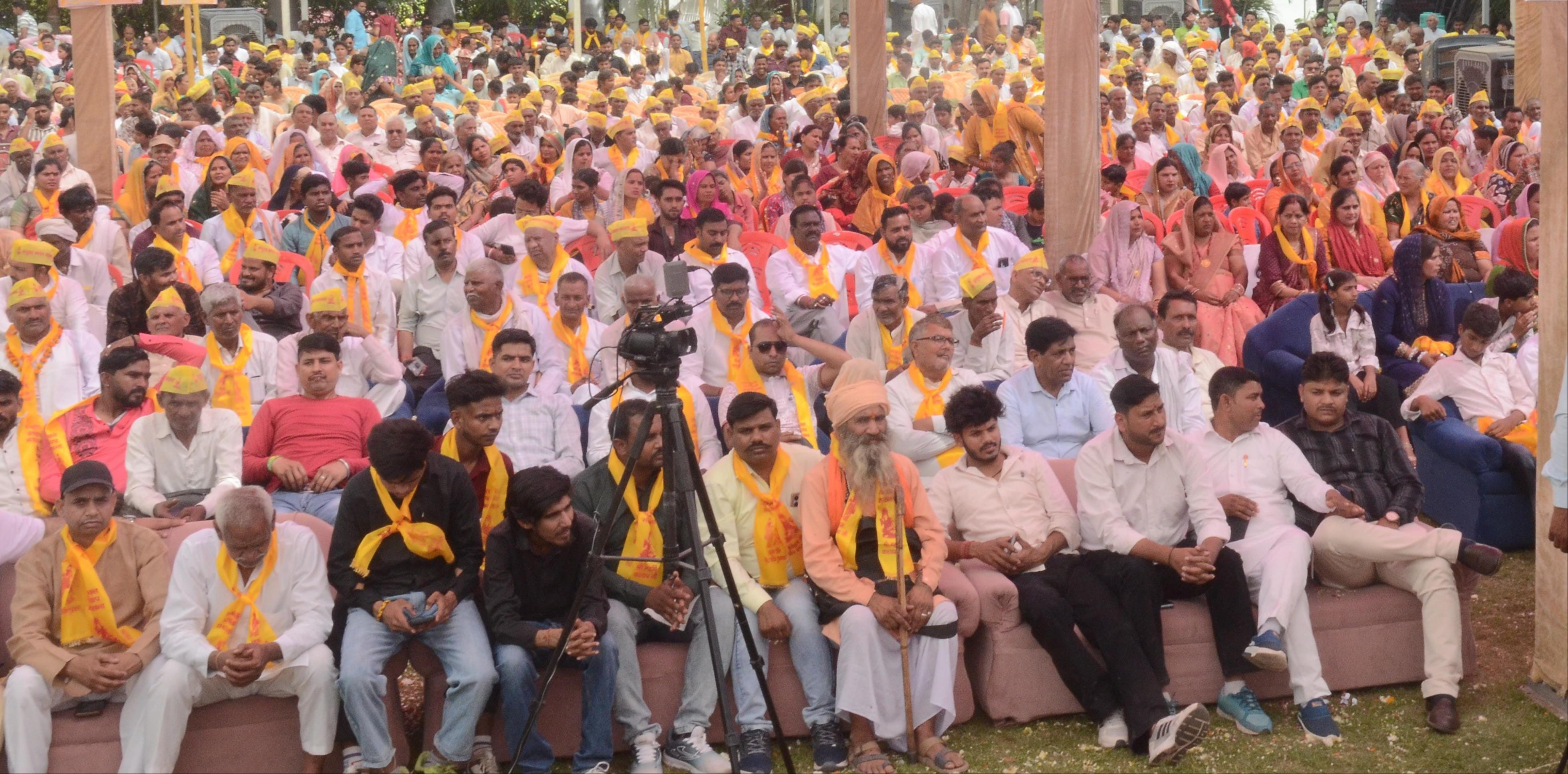 शामली में माजरा रोड पर महर्षि कश्यप जयंती पर पूर्व उप मुख्यमंत्री का बड़ी माला से स्वागत करते शामली में माजरा रोड पर महर्षि कश्यप जयंती पर पूर्व उप मुख्यमंत्री का बड़ी माला से स्वागत करते