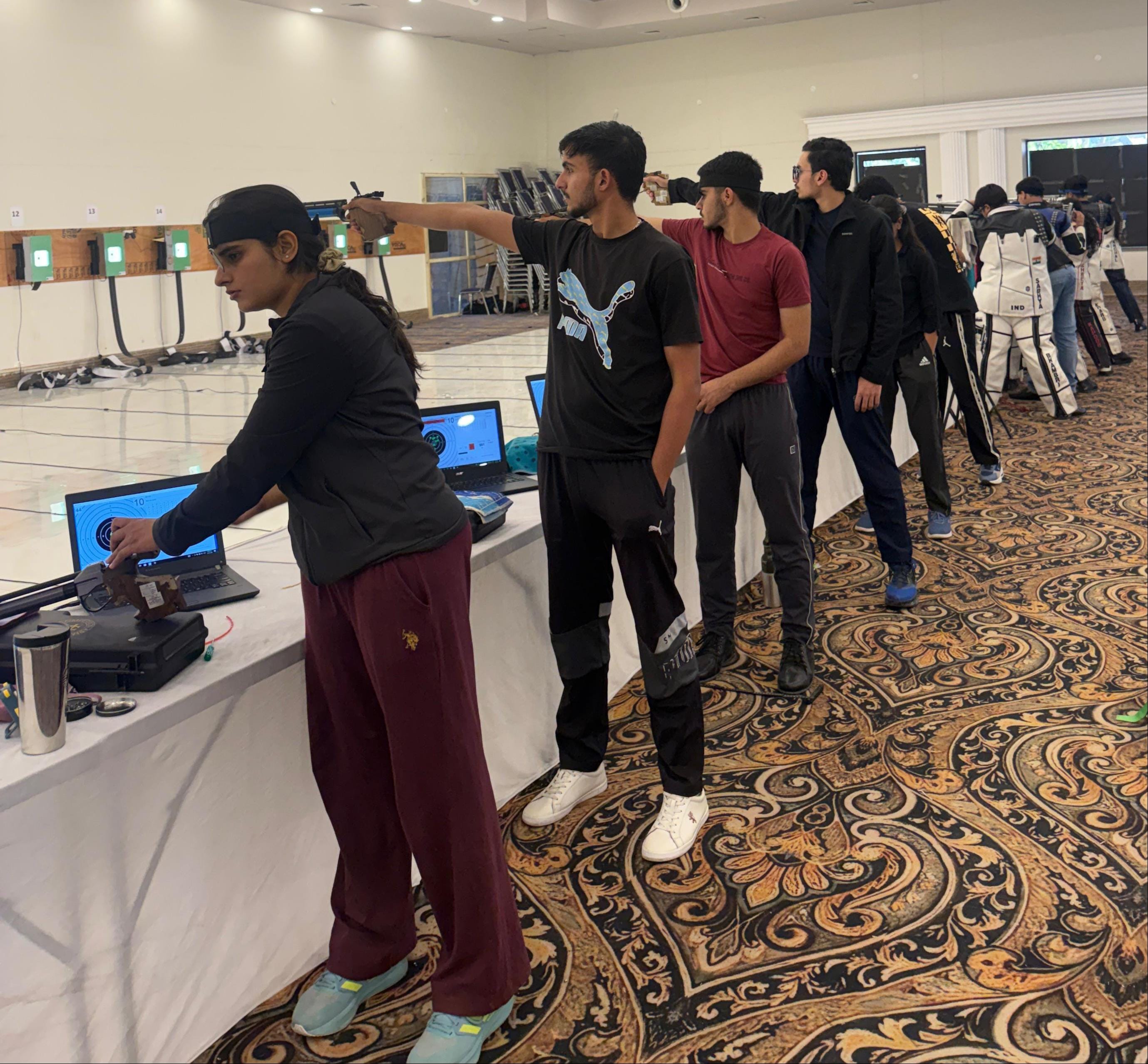 शामली में शूटिंग प्रतियोगिता के समापन पर विजेताओं को सम्मानित करते अतिथि। स्रोत कोच शामली में शूटिंग प्रतियोगिता के समापन पर विजेताओं को सम्मानित करते अतिथि। स्रोत कोच