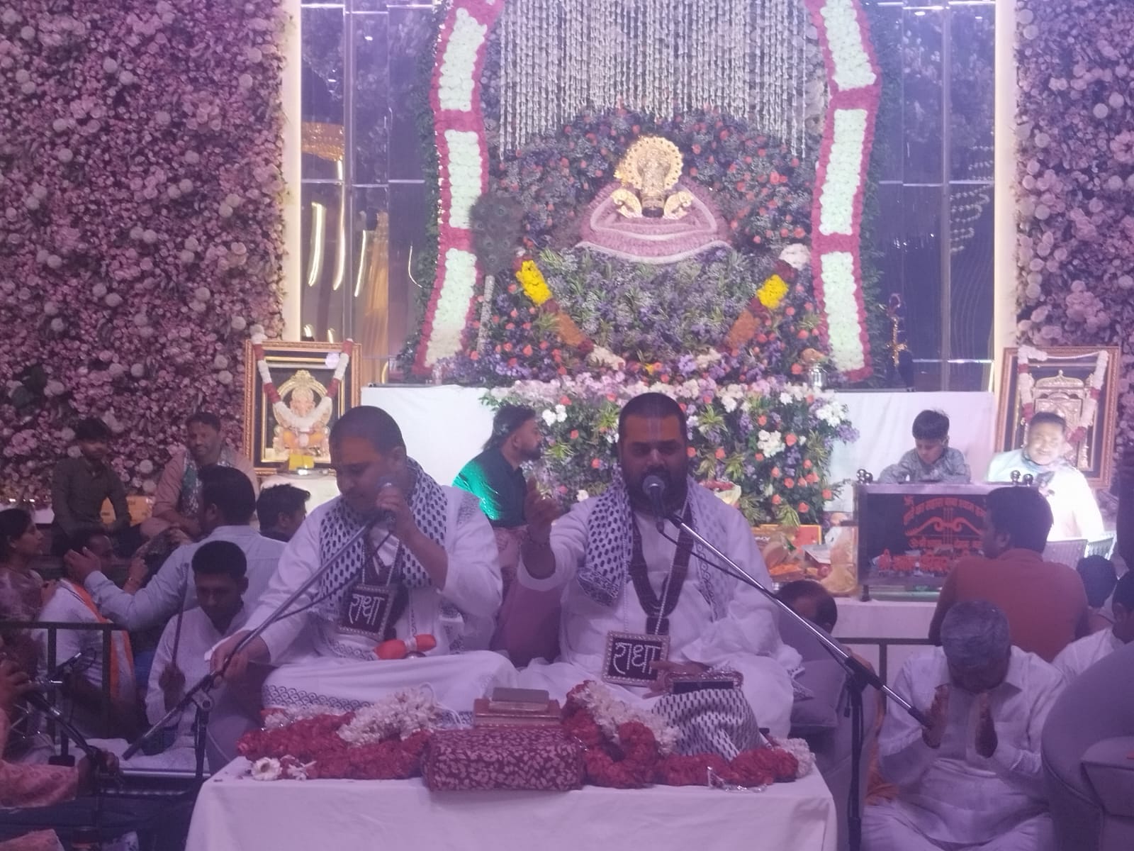 श्री श्याम परिवार की ओर से आयोजित कीर्तन में भजन की प्रस्तुति देते चित्र विचित्र और मौजूद श्रद् श्री श्याम परिवार की ओर से आयोजित कीर्तन में भजन की प्रस्तुति देते चित्र विचित्र और मौजूद श्रद्