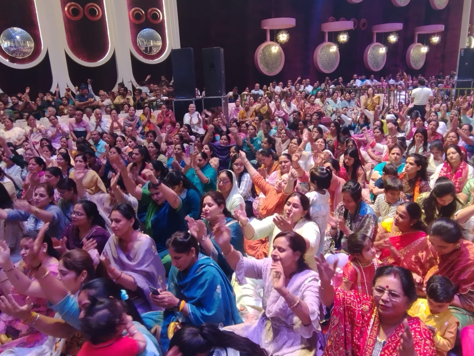 श्री श्याम परिवार की ओर से आयोजित कीर्तन में भजन की प्रस्तुति देते चित्र विचित्र और मौजूद श्रद् श्री श्याम परिवार की ओर से आयोजित कीर्तन में भजन की प्रस्तुति देते चित्र विचित्र और मौजूद श्रद्