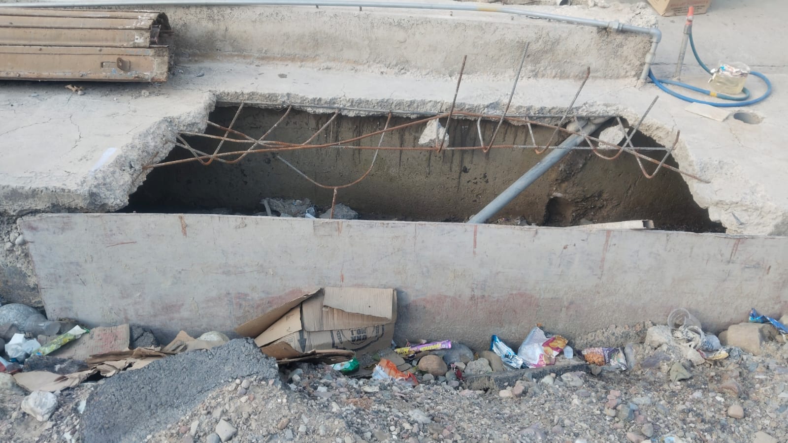 टौणी देवी में कांगड़ा बैंक चौक के पास नालियों पर निकले सरिये। संवाद