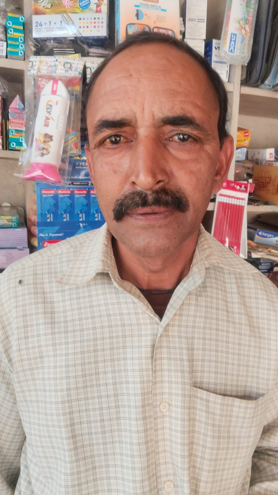 टौणी देवी में कांगड़ा बैंक चौक के पास नालियों पर निकले सरिये। संवाद