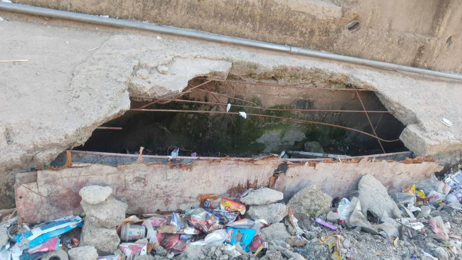 टौणी देवी में कांगड़ा बैंक चौक के पास नालियों पर निकले सरिये। संवाद