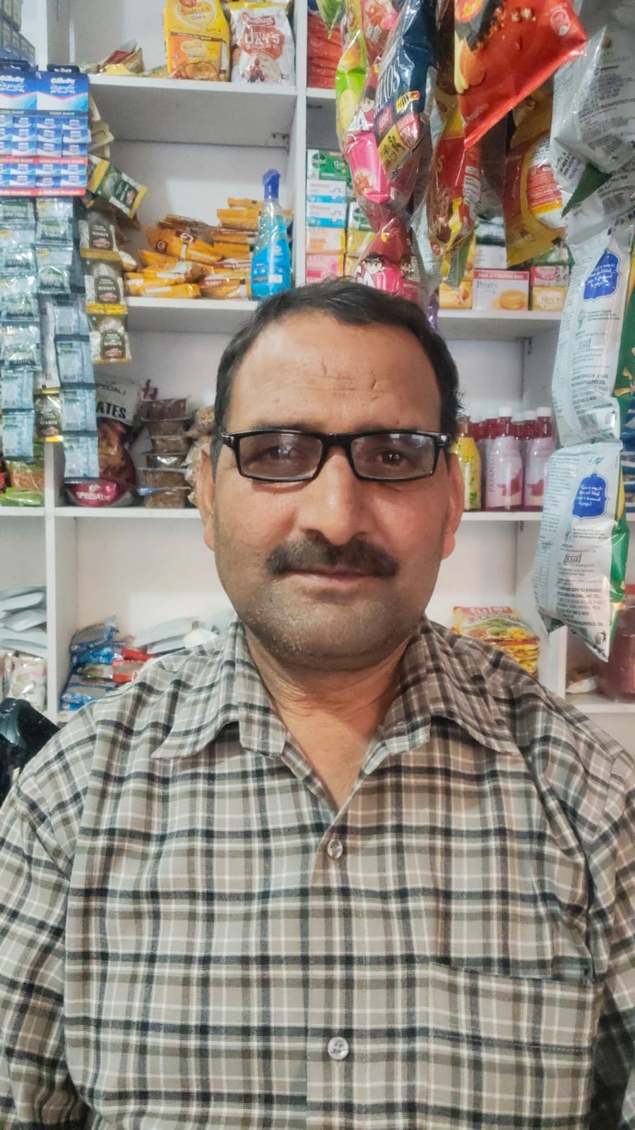 टौणी देवी में कांगड़ा बैंक चौक के पास नालियों पर निकले सरिये। संवाद