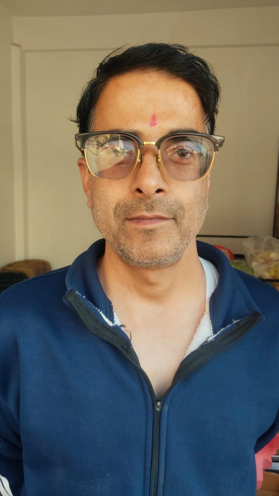 टौणी देवी में कांगड़ा बैंक चौक के पास नालियों पर निकले सरिये। संवाद