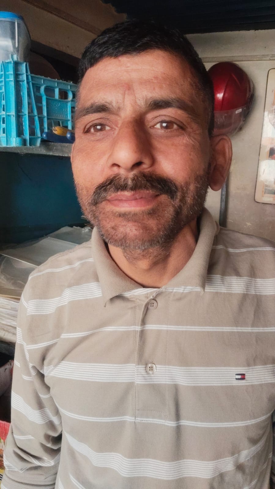 टौणी देवी में कांगड़ा बैंक चौक के पास नालियों पर निकले सरिये। संवाद