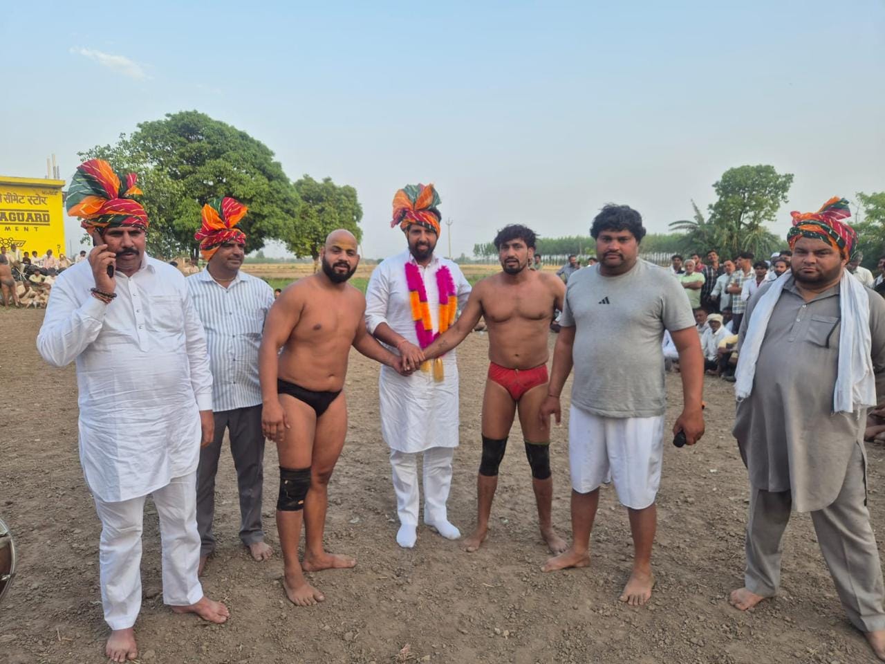टोपराकलां गांव मे दंगल प्रतियोगिता का शुभारंभ करते मुख्यातिथि व अन्य। स्वयं