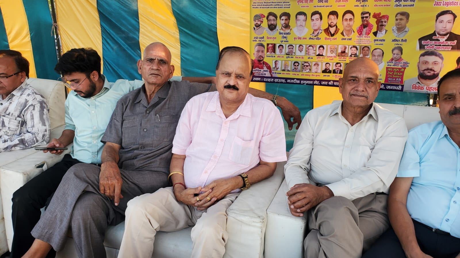 टोपराकलां गांव मे दंगल प्रतियोगिता का शुभारंभ करते मुख्यातिथि व अन्य। स्वयं