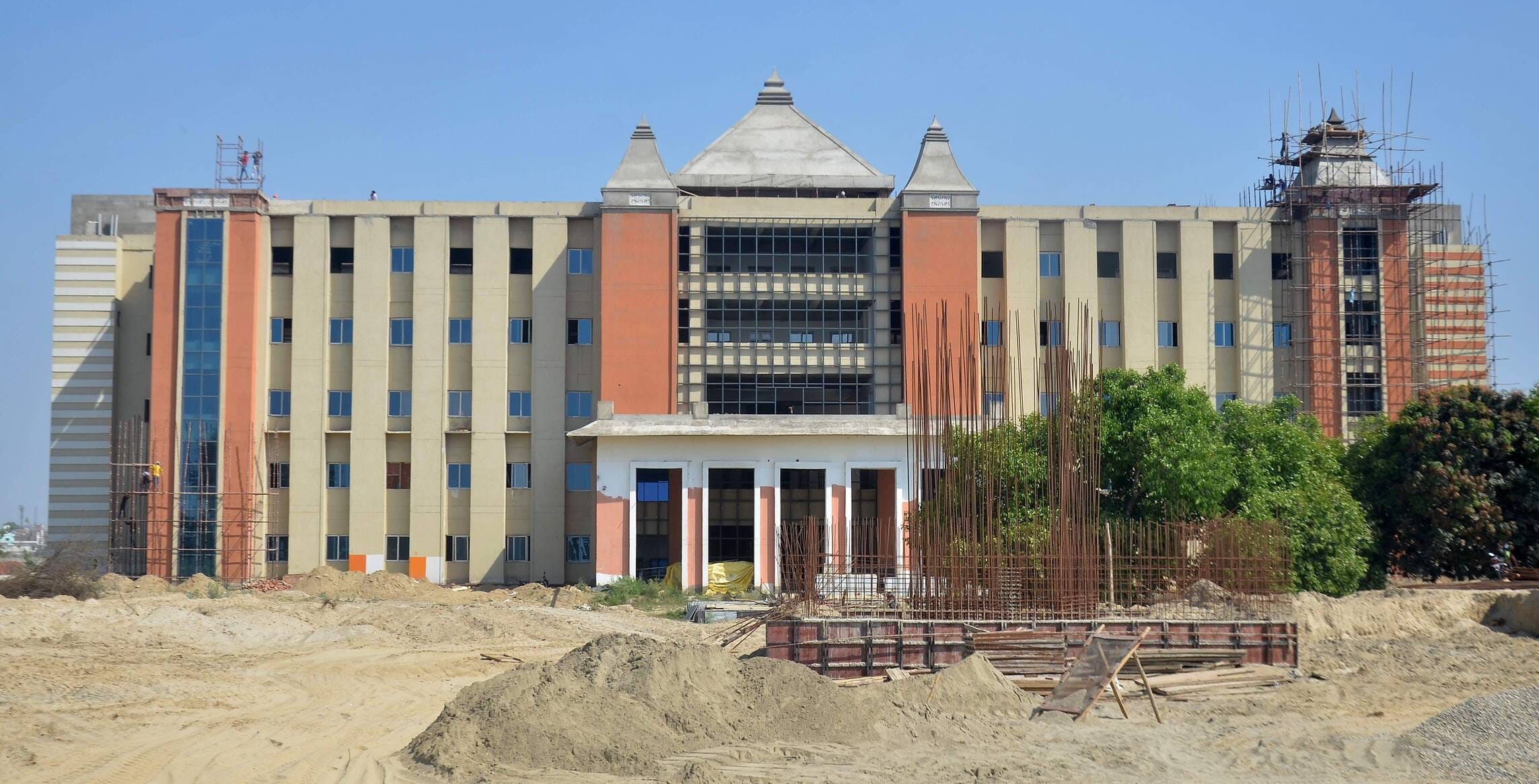 टाउनहॉल स्थित नगर निगम कार्यालय परिसर में खड़े वाहन। संवाद