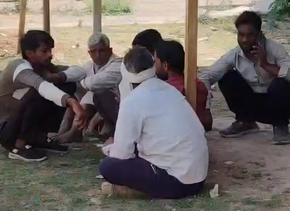 दो बाइकों की आमने-सामने टक्कर में एक किसान की मौत हो गई, जबकि तीन लोग घायल हो गए