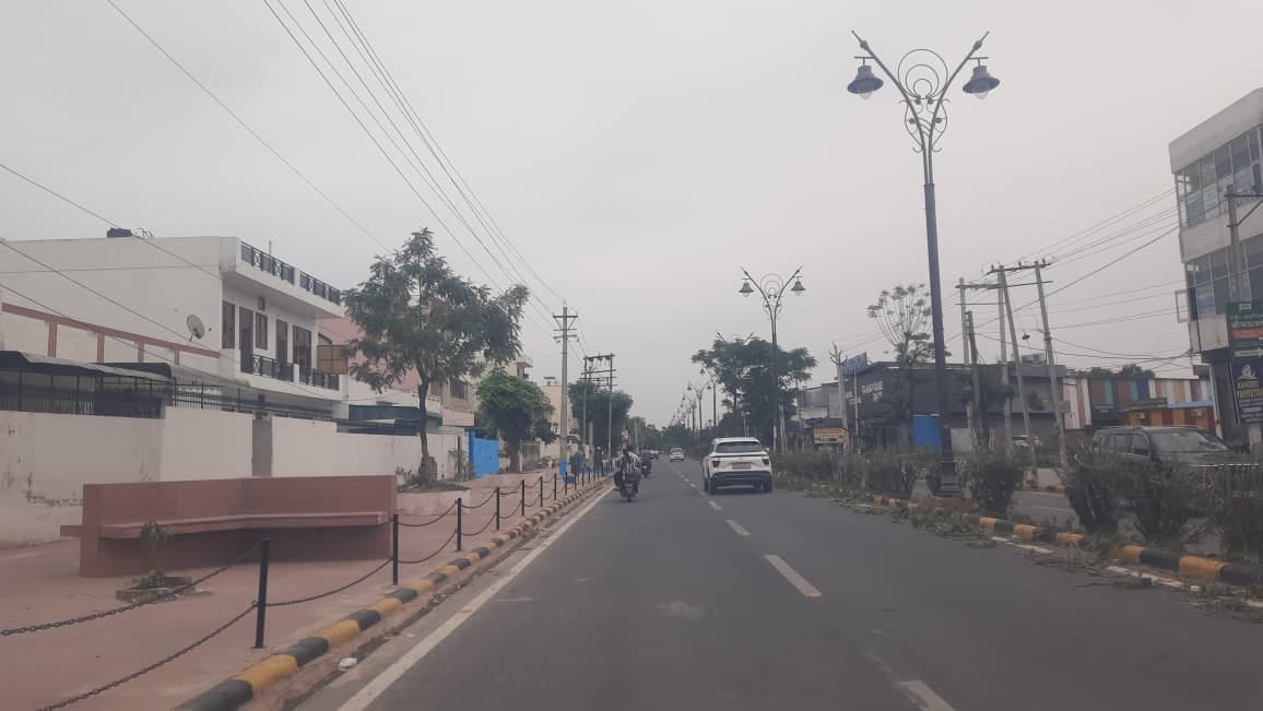 दोपहर के समय जिमखाना रोड से गुजरते वाहन। संवाद