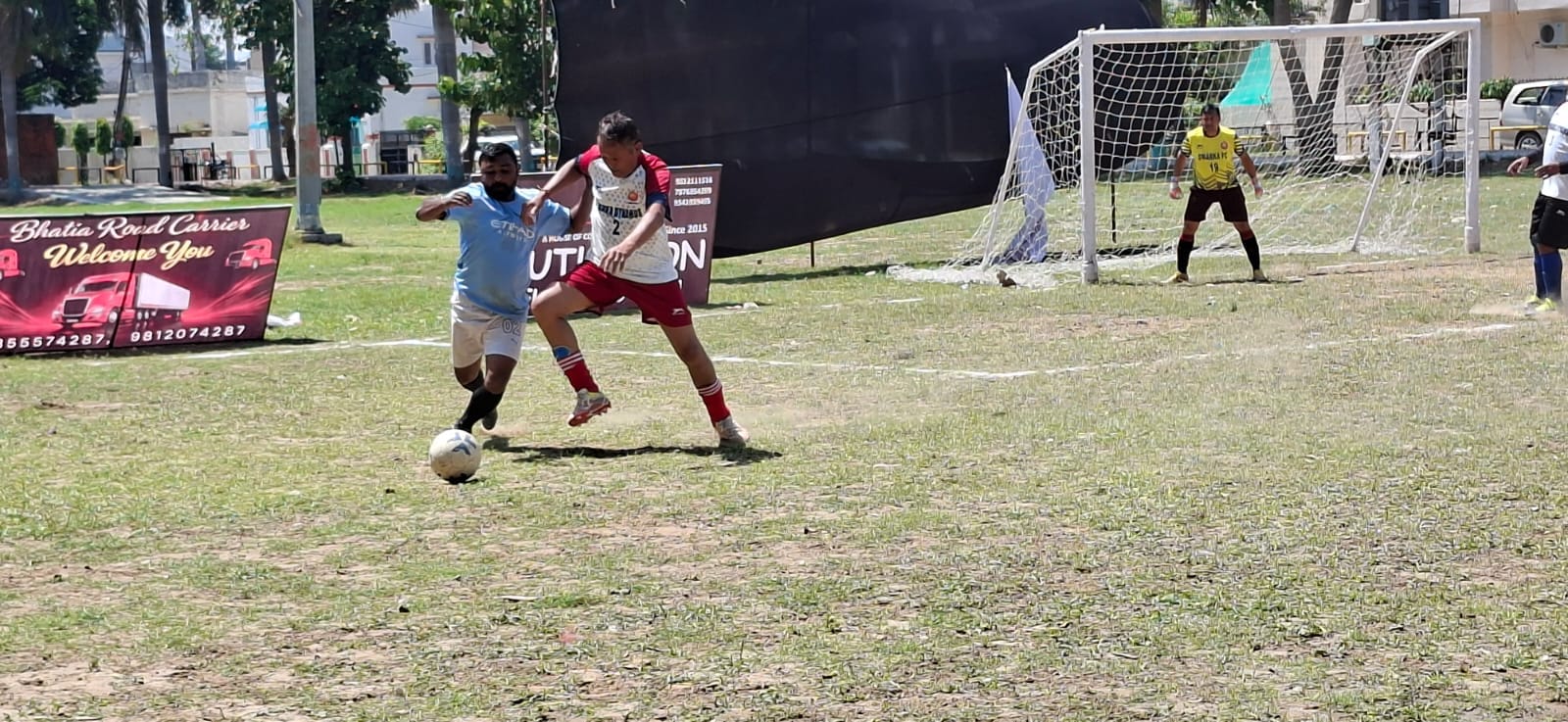 दशहरा ग्राउंड में टूर्नामेंट के दौरान फुटबॉल खेलते खिलाड़ी। संवाद