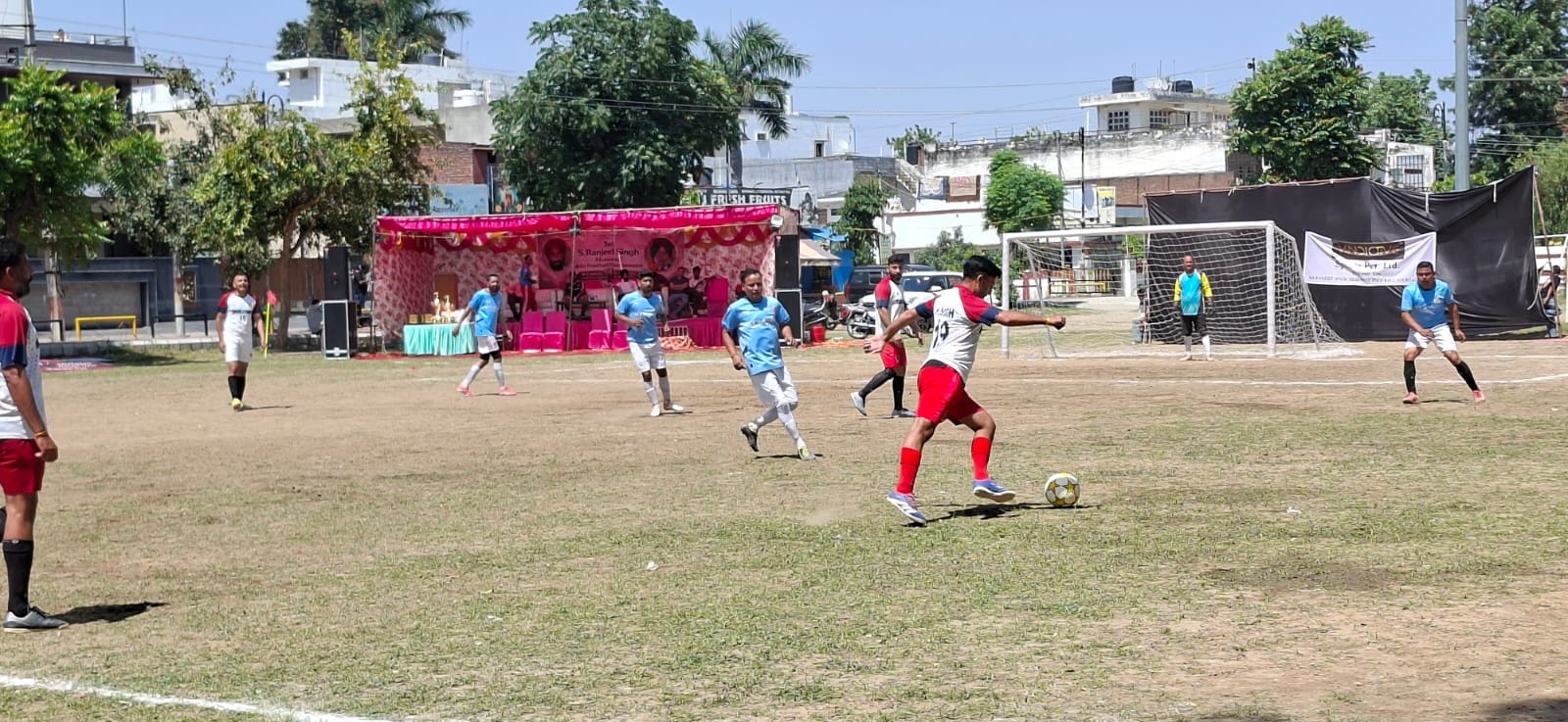 दशहरा ग्राउंड में टूर्नामेंट के दौरान फुटबॉल खेलते खिलाड़ी। संवाद