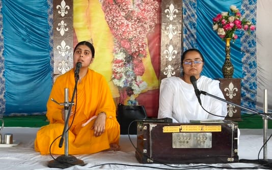 दिव्य ज्योति जाग्रति संस्थान आश्रम में साप्ताहिक सत्संग में प्रवचन करती साध्वी वंशिका भारती व अ